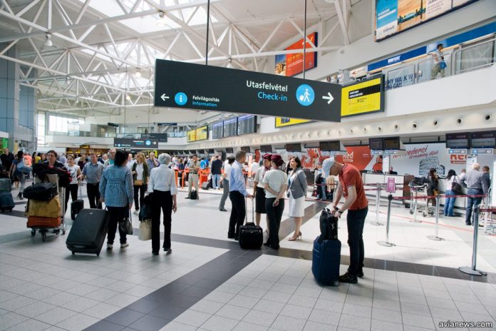 Пассажиры в зале регистрации в аэропорту Будапешта