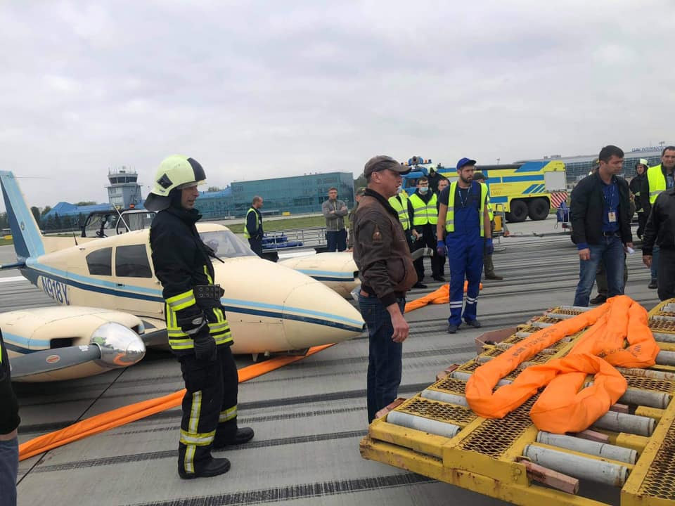 Эвакуация Piper PA-30 с полосы в аэропорту Львов