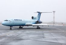 Ту-154 RA-85757 "Алроса" заруливает на стоянку в аэропорту Новосибирска Толмачёво