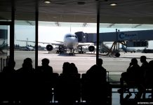 Пассажиры ожидают посадки в самолет в аэропорту