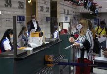 Пассажир регистрируется на рейс в аэропорту Тбилиси