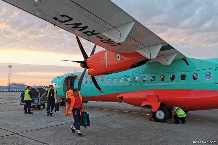 Разгрузка багажа и ручной клади из ATR 72-600 