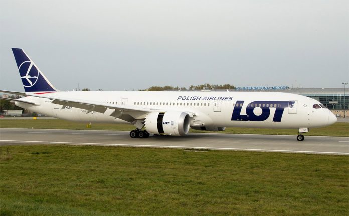 Boeing 787 LOT в аэропорту Львов