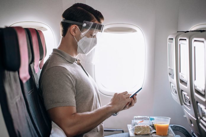 Пассажир в маске на борту самолета Qatar Airways