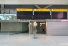 Пустые мониторы в терминале аэропорта Тегель
