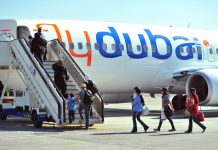 Пассажиры садятся в самолет flydubai