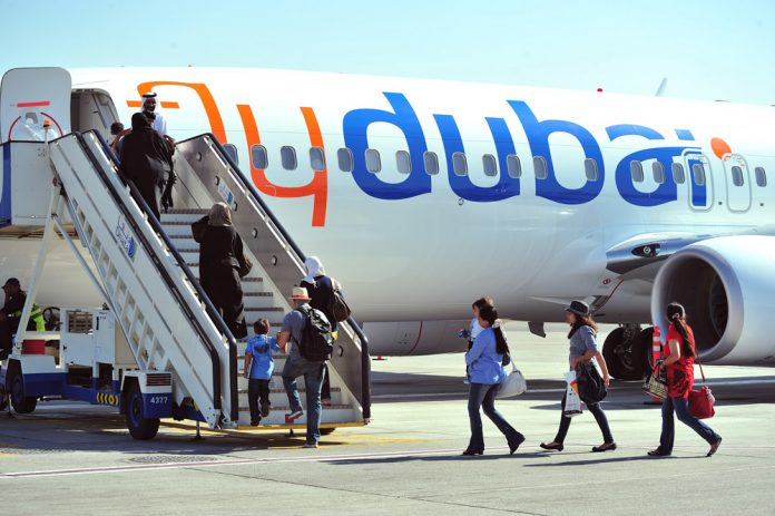 Пассажиры садятся в самолет flydubai