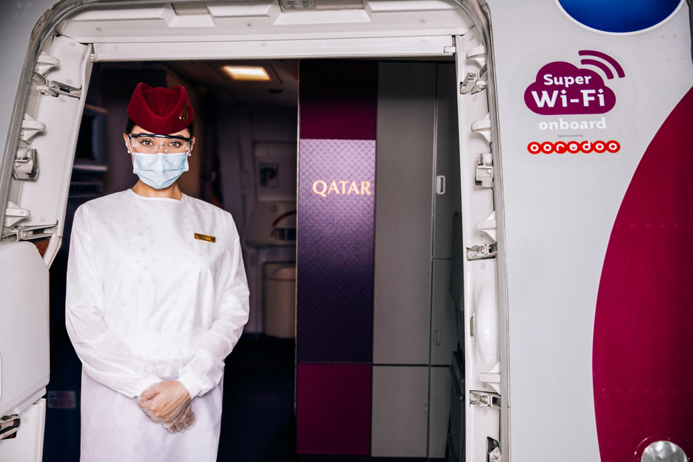 Бортпроводник Qatar Airways в защитной форме