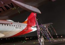 Окутанный мишурой Airbus A319 авиакомпании Avianca в аэропорту Боготы