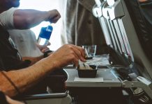 Пассажир кушает питание на борту самолета