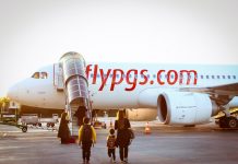 Пассажиры садятся в самолет Pegasus Airlines