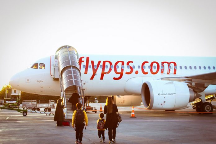 Пассажиры садятся в самолет Pegasus Airlines