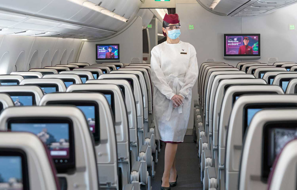 Бортпроводник Qatar Airways в защитной экипировке