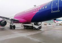 Автомобиль под Airbus A320neo Wizz Air после столкновения в аэропорту Гданьска