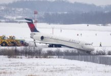 Boeing 717 Delta Air Lines выкатился с рулежной дорожки в аэропорту Питтсбурга