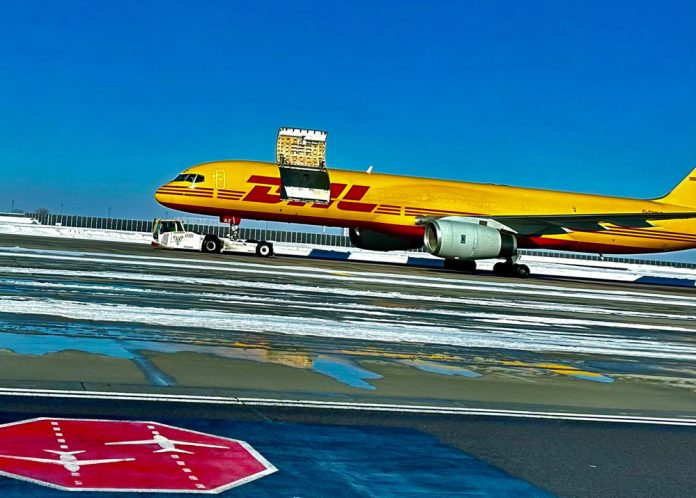 Boeing 757 DHL с открытым грузовым люком