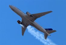 Boeing 777-200 United Airlines после разрушения двигателя