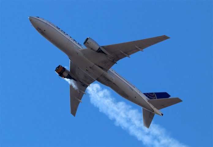 Boeing 777-200 United Airlines после разрушения двигателя