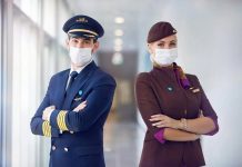 Пилот и бортпроводник Etihad Airways