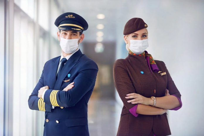 Пилот и бортпроводник Etihad Airways