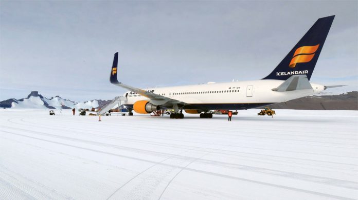 Boeing 767 Icelandair в Антарктиде