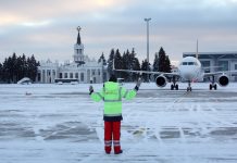 Самолет заруливает на стоянку в аэропорту Харьков