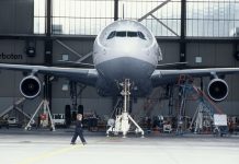 Техническое обслуживание самолета в ангаре Lufthansa Technik во Франкфурте