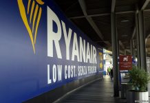 Логотип Ryanair в аэропорту