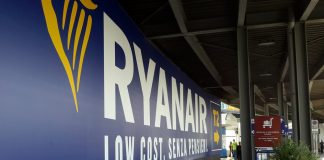 Логотип Ryanair в аэропорту