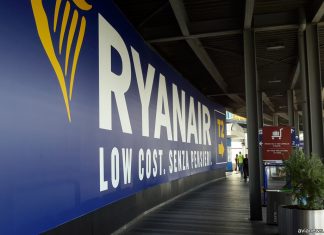 Логотип Ryanair в аэропорту