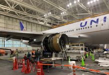 Boeing 777 United Airlines с поврежденным двигателем