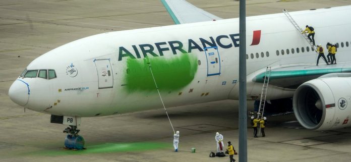 Boeing 777 Air France, разрисованный активистами Greenpeace, в аэропорту Парижа