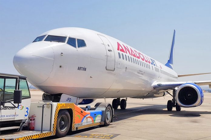 Буксировка Boeing 737 AnadoluJet