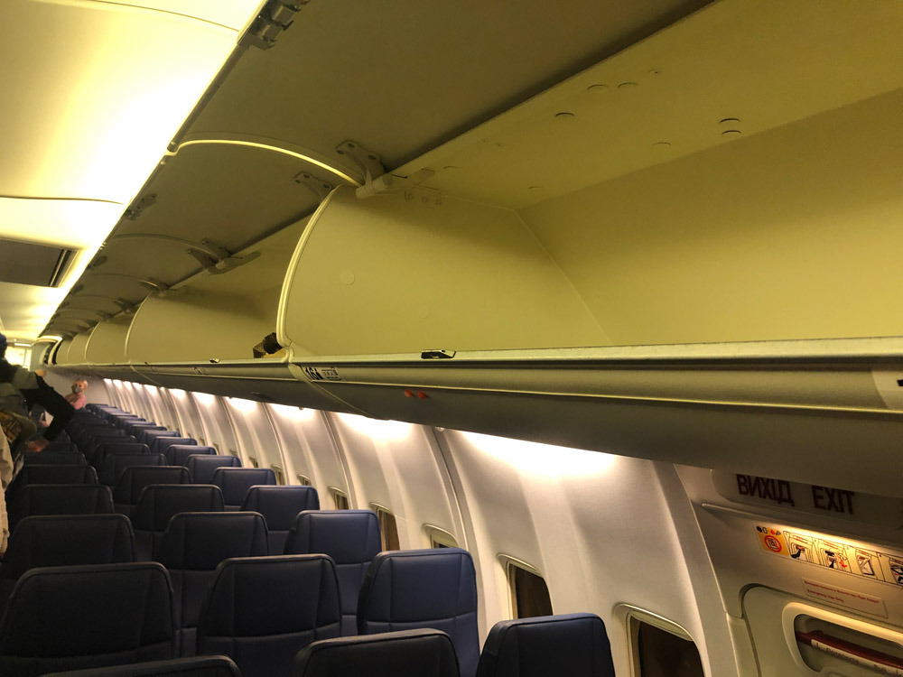 Багажные полки в Boeing 737-800 Bees Airline
