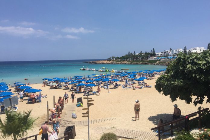 Пляж с туристами на Кипре