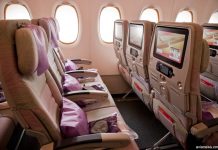 Свободный ряд кресел в самолете Emirates