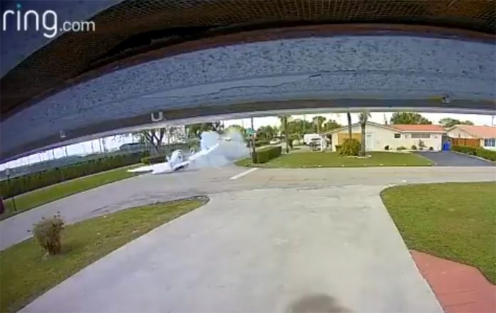 Скриншот из видео столкновения самолета и Машины во Флориде