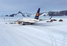 Boeing 767-300 Icelandair в Антарктиде. Скриншот из видео Норвежского полярного института