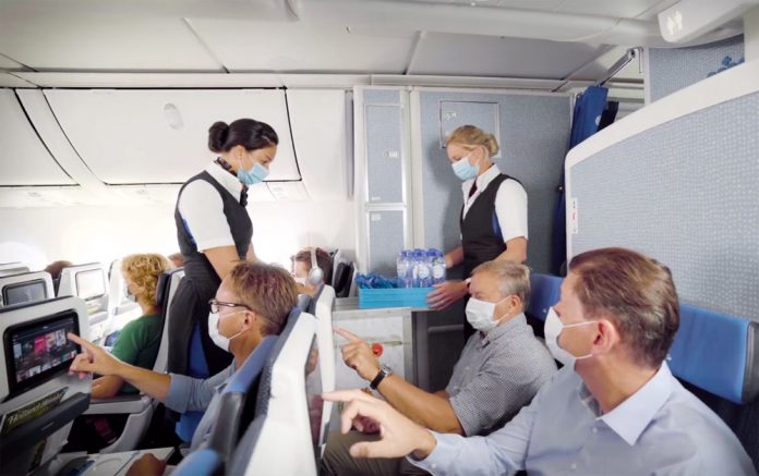 KLM подает в пластиковых бутылках напитки и воду пассажирам