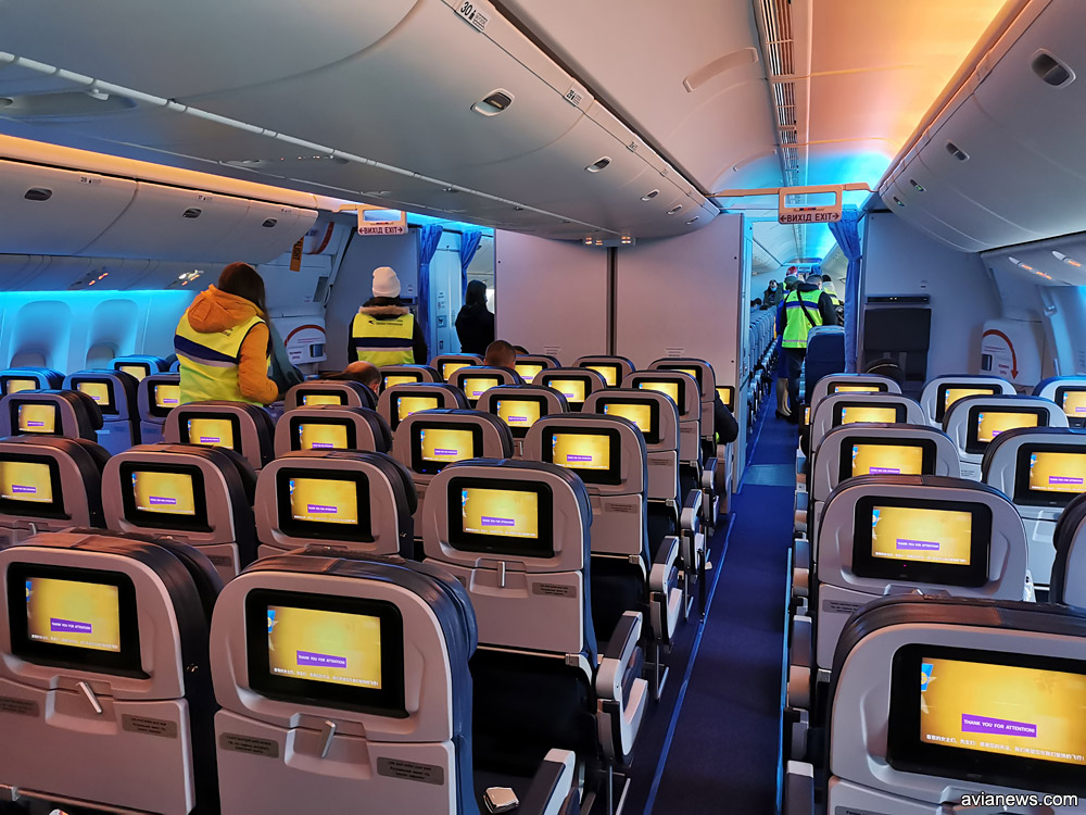 Вход в комнату отдыха в Boeing 777-200ER МАУ выглядит как обычная туалетная кабинка в центре салона