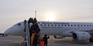 Посадка пассажиров в самолет МАУ