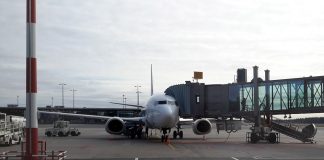 Самолет Boeing 737 у телетрапа
