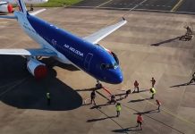 Процесс буксировки самолета Airbus A320 командой из двух женщин