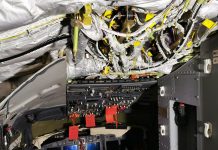 Провода, которые ведут к панели приборов в кабине пилотов Boeing 737