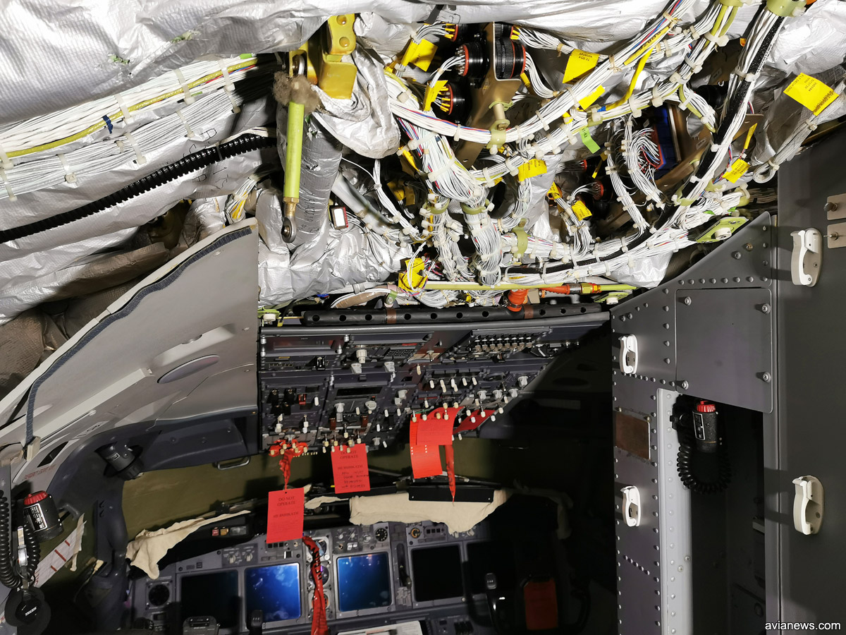 Провода, которые ведут к панели приборов в кабине пилотов Boeing 737