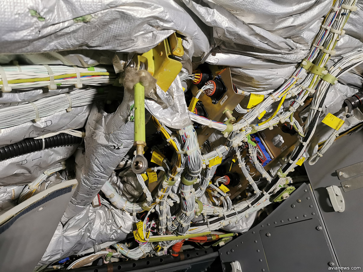 Провода, которые ведут к панели приборов в кабине пилотов Boeing 737