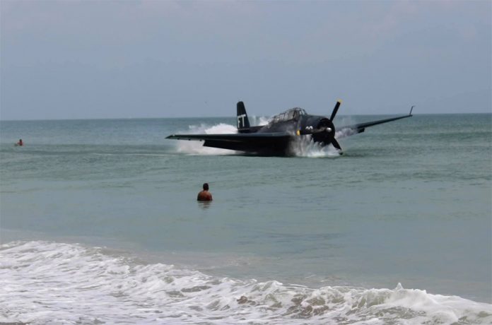 Бомбардировщик времен Второй Мировой войны Grumman TBF Avenger в момент аварийного приземления на воду во Флориде Бомбардировщик времен Второй Мировой войны Grumman TBF Avenger в момент аварийного приземления на воду во Флориде