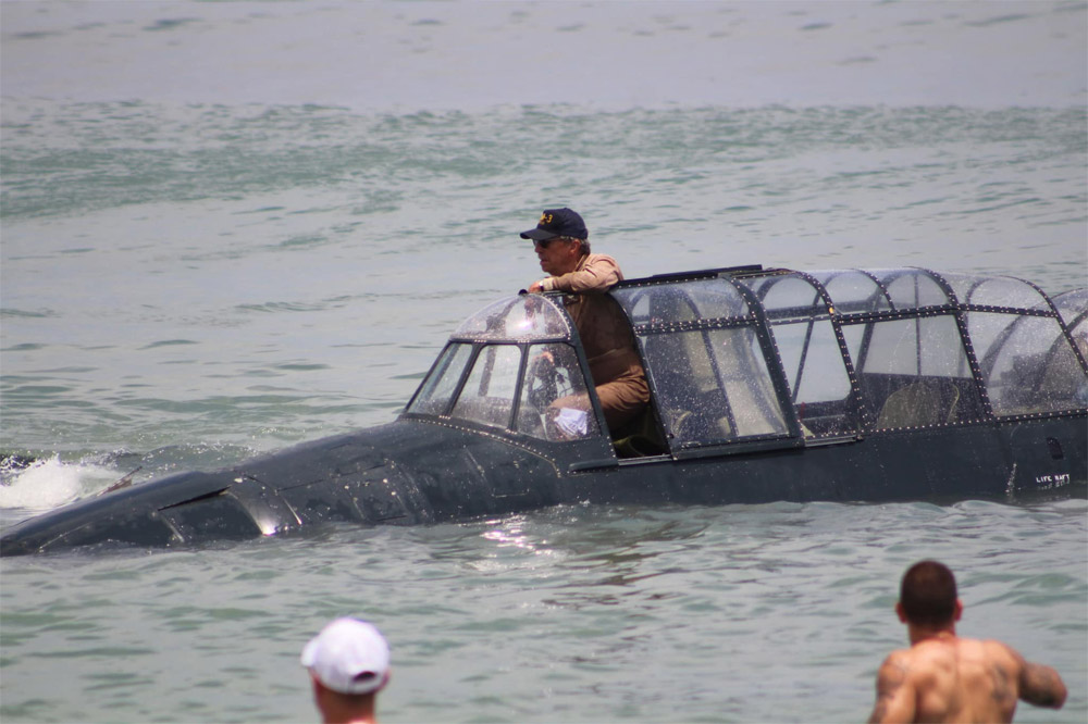 Pilot, Florida, Coco Beach'e acil su inişinden sonra Grumman TBF Avenger'dan dışarı çıktı