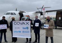 Встреча самолета с первой партией вакцины Pfizer/BioNTech в аэропорту Киев