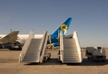 Самолетные трапы на фоне хвоста Boeing 777 МАУ